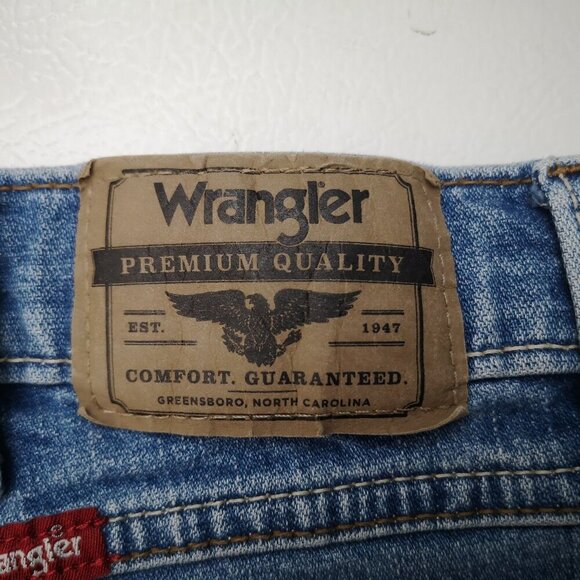 Wrangler Men's Size 36/30 Lighter Wash Slim Straight Blue Jeans - Picture 3 of 13